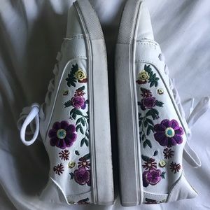 BETSEY JOHNSON EMBROIDERED SHOES